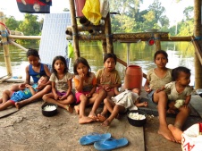 The next generation of La Libertad: to "break the ice" we invited the kids for popcorn on-board our raft